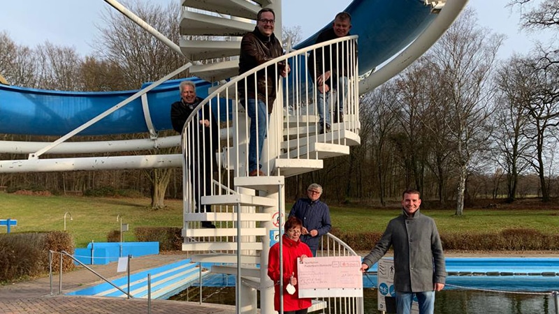 Spende für Freibad-Förderverein